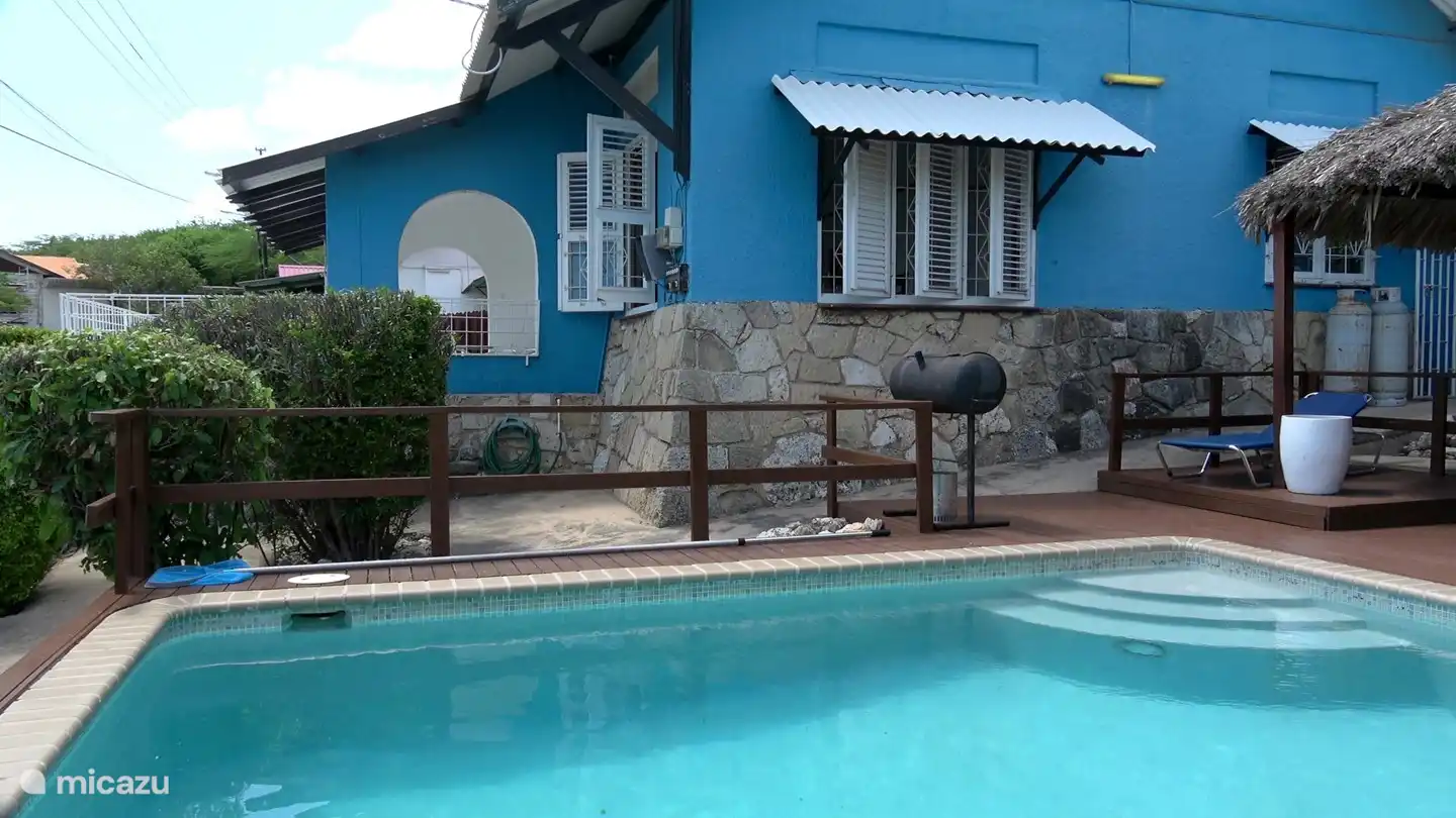 La terrasse, le BBQ et le jardin de devant.
La terrasse est semi-fermée, donc la prudence est de mise avec les enfants (plus jeunes).