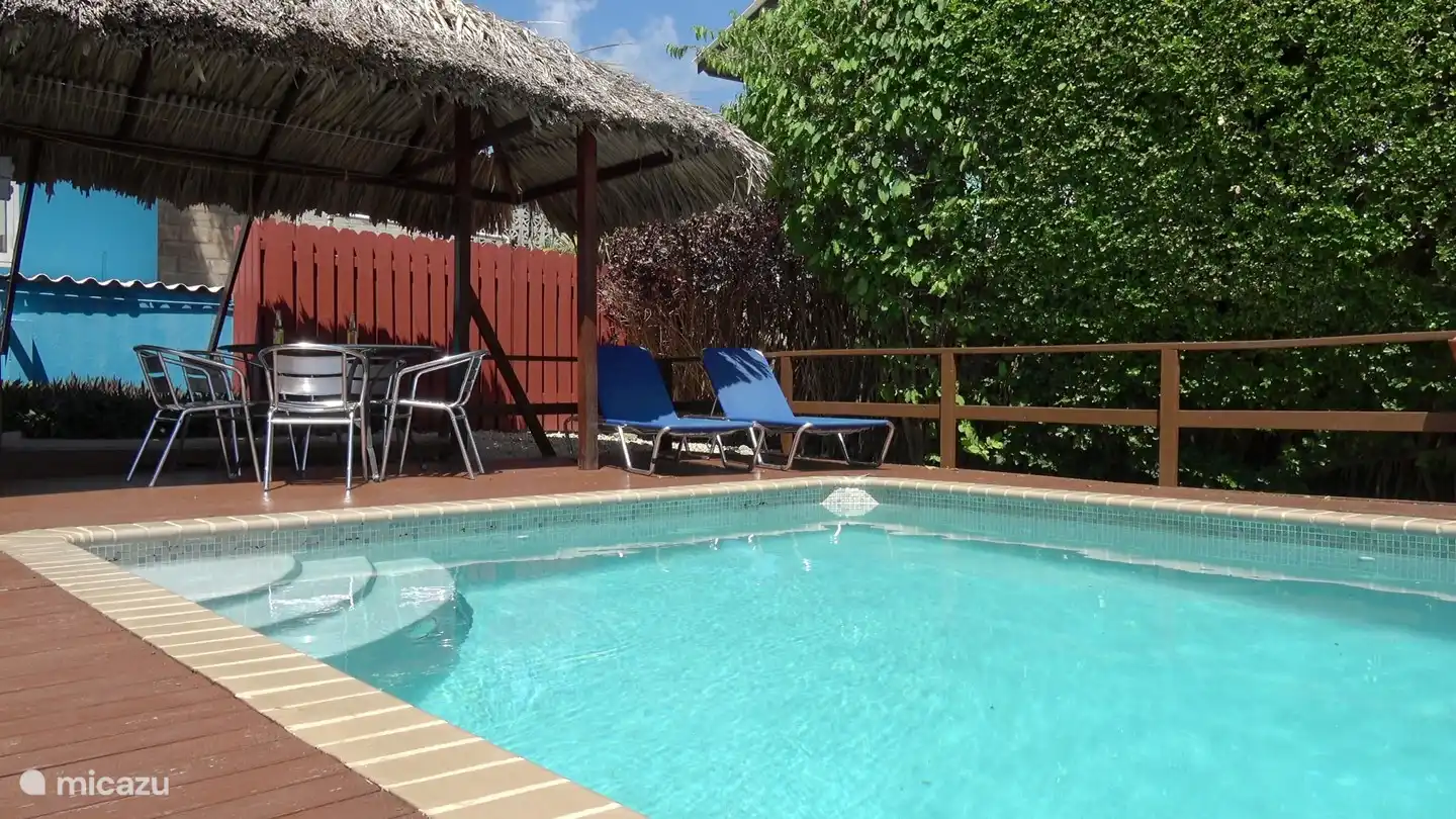 La palapa traditionnelle de feuilles de palmier fournit de l'ombre et le refroidissement nécessaire