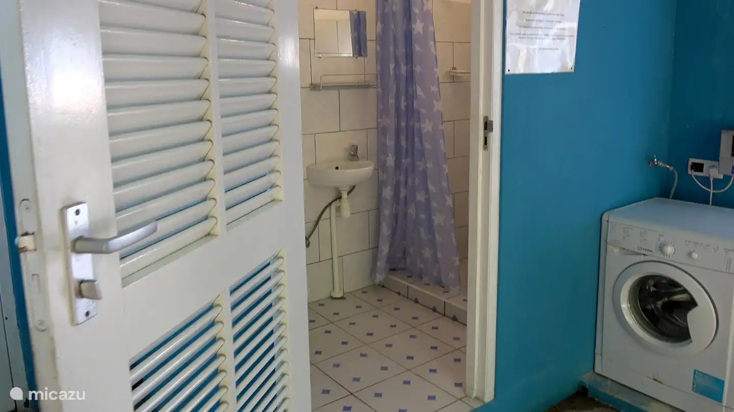 À côté de la salle de bain (extérieure), vous trouverez la machine à laver disponible pour un usage privé.