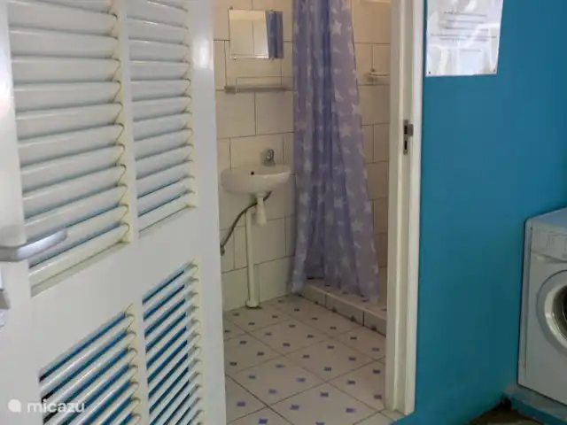 Villa Dushi Bida avec vue sur la mer ! | Curaçao, Curaçao-Centre, Piscadera - villa À côté de la salle de bain (extérieure), vous trouverez la machine à laver disponible pour un usage privé.