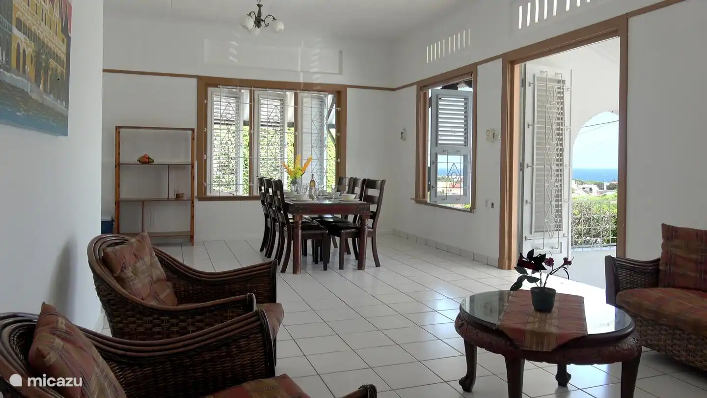Salon spacieux avec table à manger pour 6 personnes et un coin salon avec SMART TV.
