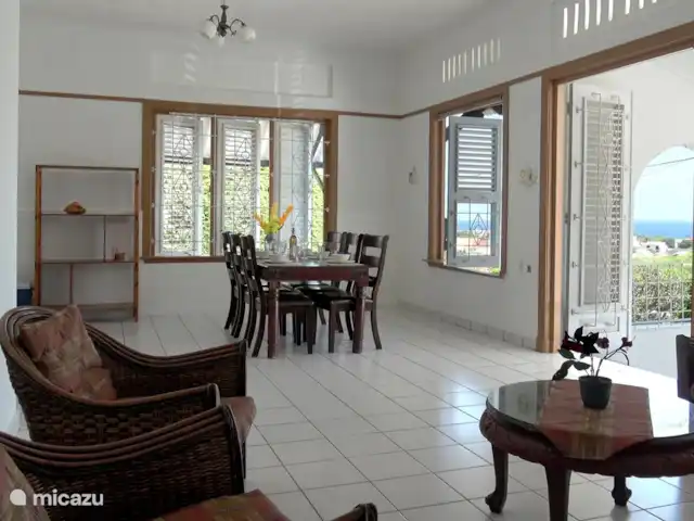 Villa Dushi Bida avec vue sur la mer ! | Curaçao, Curaçao-Centre, Piscadera - villa Salon spacieux avec table à manger pour 6 personnes et un coin salon avec SMART TV.