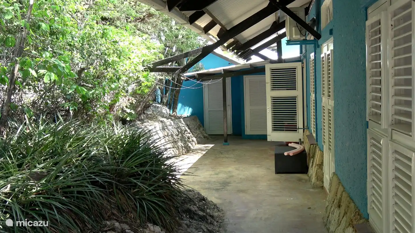 La terrasse arrière est accessible de la cuisine, de la chambre des maîtres, de la piscine et de l'entrée principale.Il y a possibilité de suspendre et de sécher votre linge et vos serviettes.