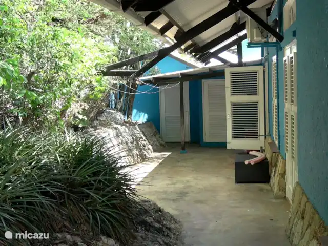 Villa Dushi Bida avec vue sur la mer ! | Curaçao, Curaçao-Centre, Piscadera - villa La terrasse arrière est accessible de la cuisine, de la chambre des maîtres, de la piscine et de l'entrée principale.Il y a possibilité de suspendre et de sécher votre linge et vos serviettes.