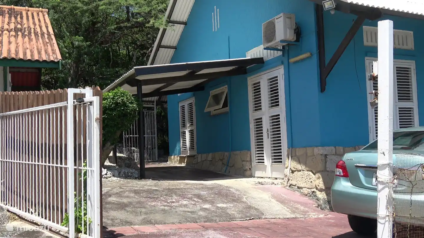 La propriété est clôturée et dispose d'une porte verrouillable pour accéder à l'allée et au carport. Il y a de la place pour garer 2 voitures sur place.