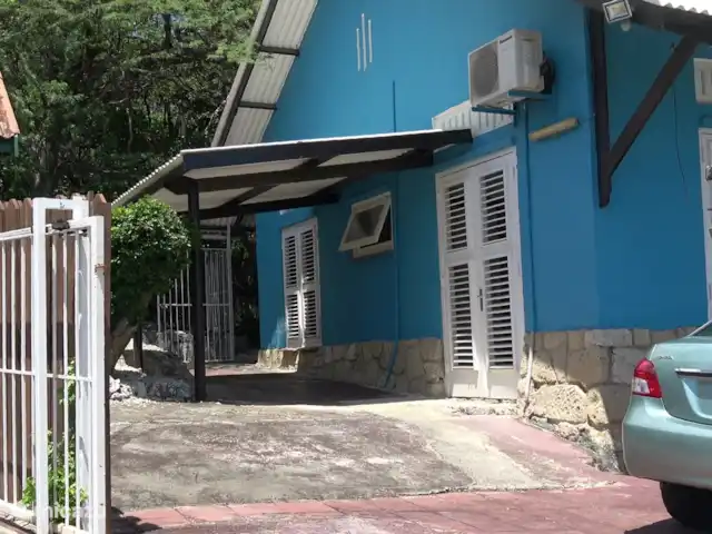 Villa Dushi Bida avec vue sur la mer ! | Curaçao, Curaçao-Centre, Piscadera - villa La propriété est clôturée et dispose d'une porte verrouillable pour accéder à l'allée et au carport. Il y a de la place pour garer 2 voitures sur place.