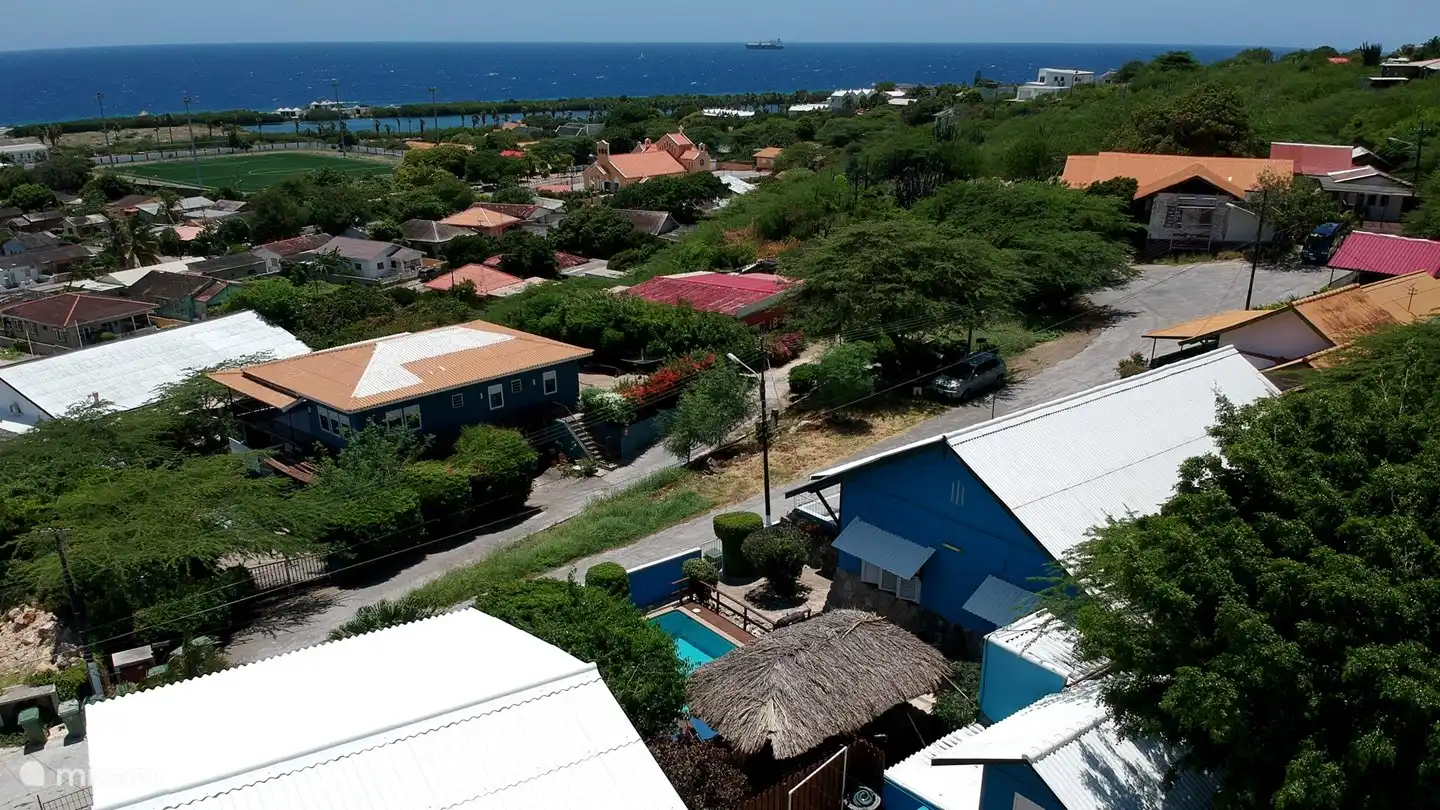 Vue de la villa et du quartier.