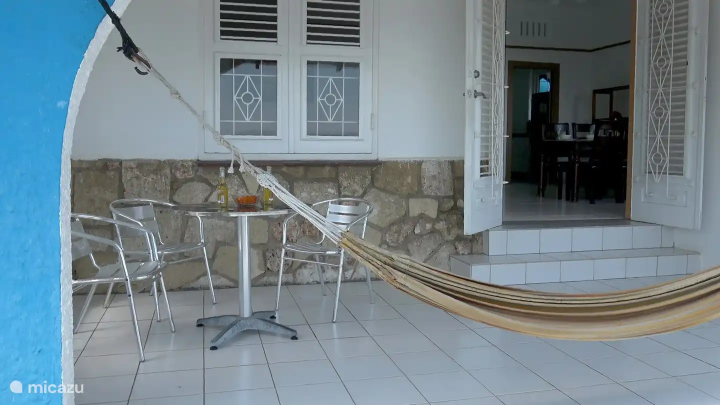 Réveillez-vous avec une tasse de café tout en écoutant les oiseaux tropicaux. Ou siroter une boisson fraîche après une chaude journée...