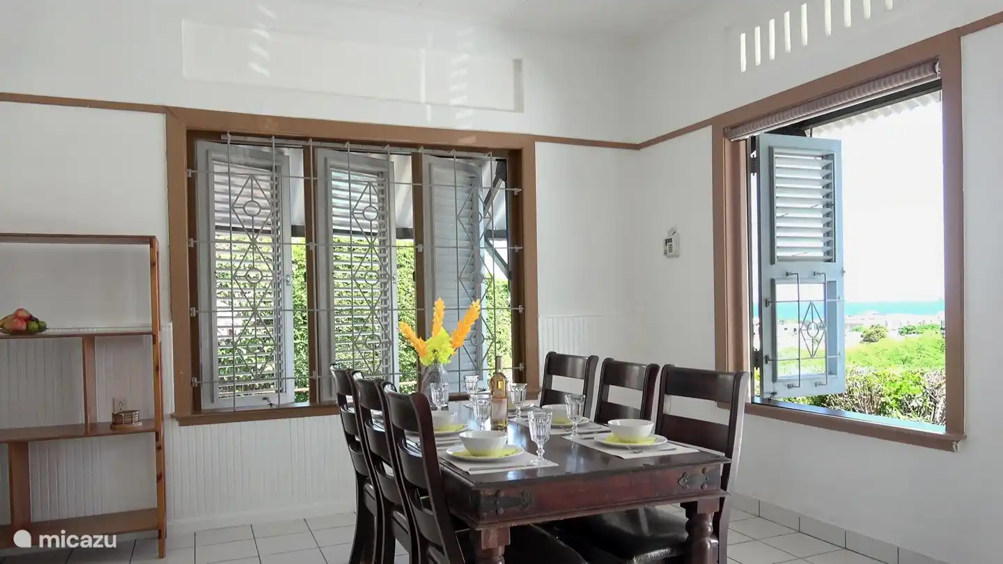 Depuis le salon, vous bénéficiez de la même vue magnifique sur l'océan et à gauche, vous surplombez la piscine et le jardin.