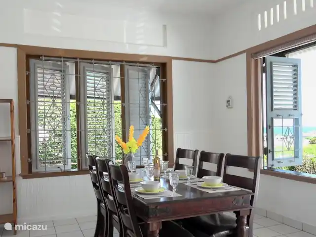 Villa Dushi Bida avec vue sur la mer ! | Curaçao, Curaçao-Centre, Piscadera - villa Depuis le salon, vous bénéficiez de la même vue magnifique sur l'océan et à gauche, vous surplombez la piscine et le jardin.