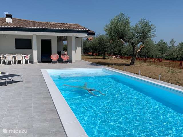 Casa vacacional Italia, Abruzos, Loreto Aprutino - casa vacacional Moderna casa de vacaciones con piscina