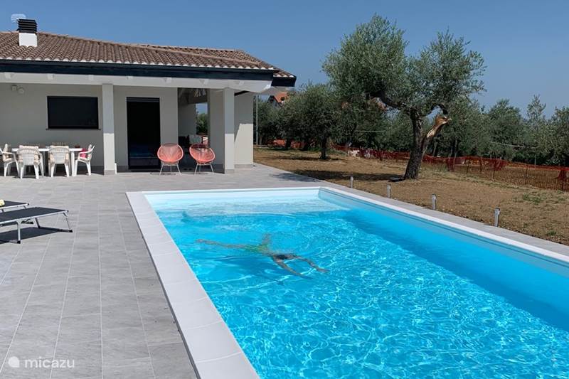 Vakantiehuis Italië, Abruzzen, Loreto Aprutino Vakantiehuis Modern vakantiehuis met zwembad