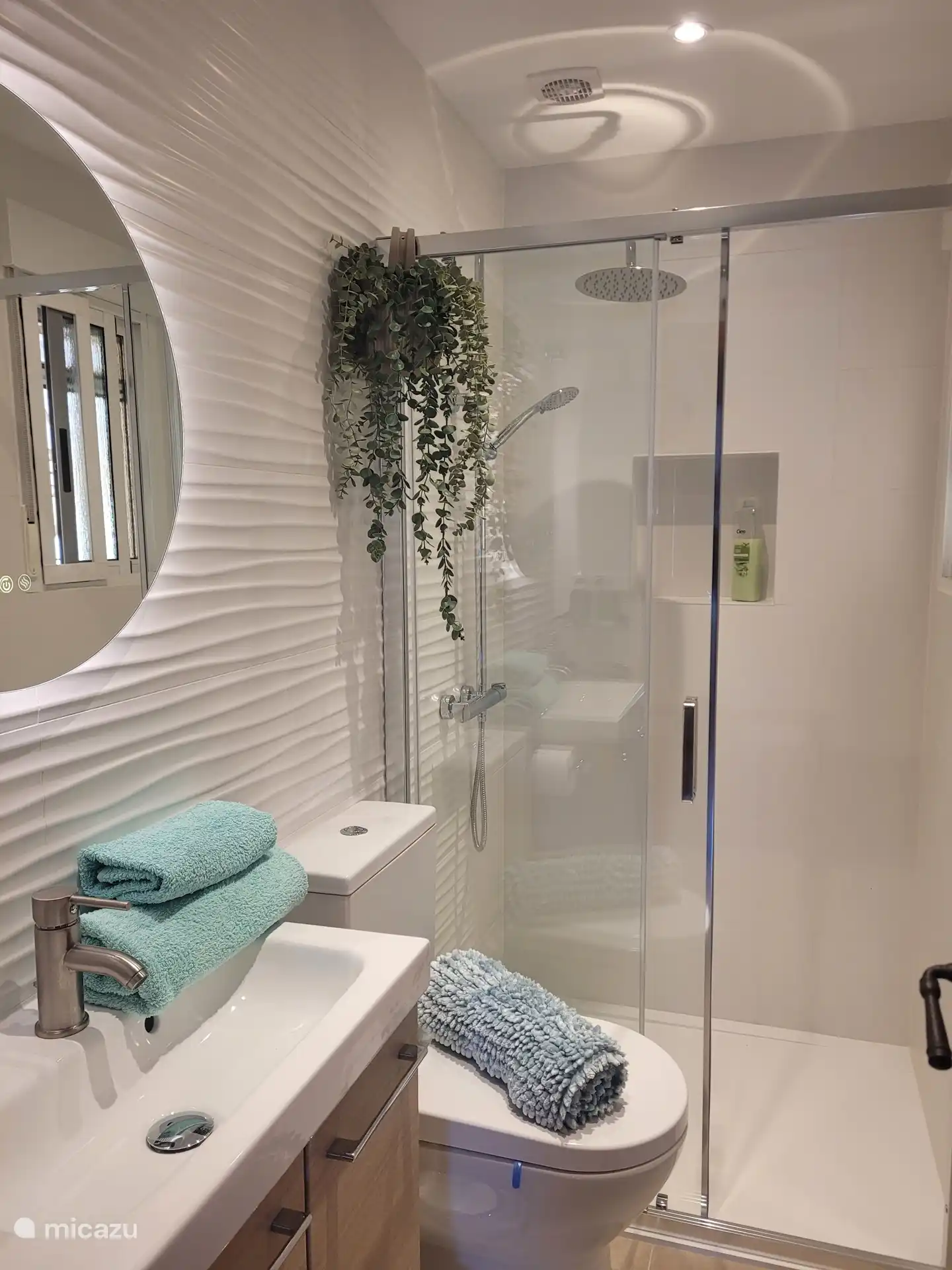 Badezimmer, geteilt mit 2 Schlafzimmern.