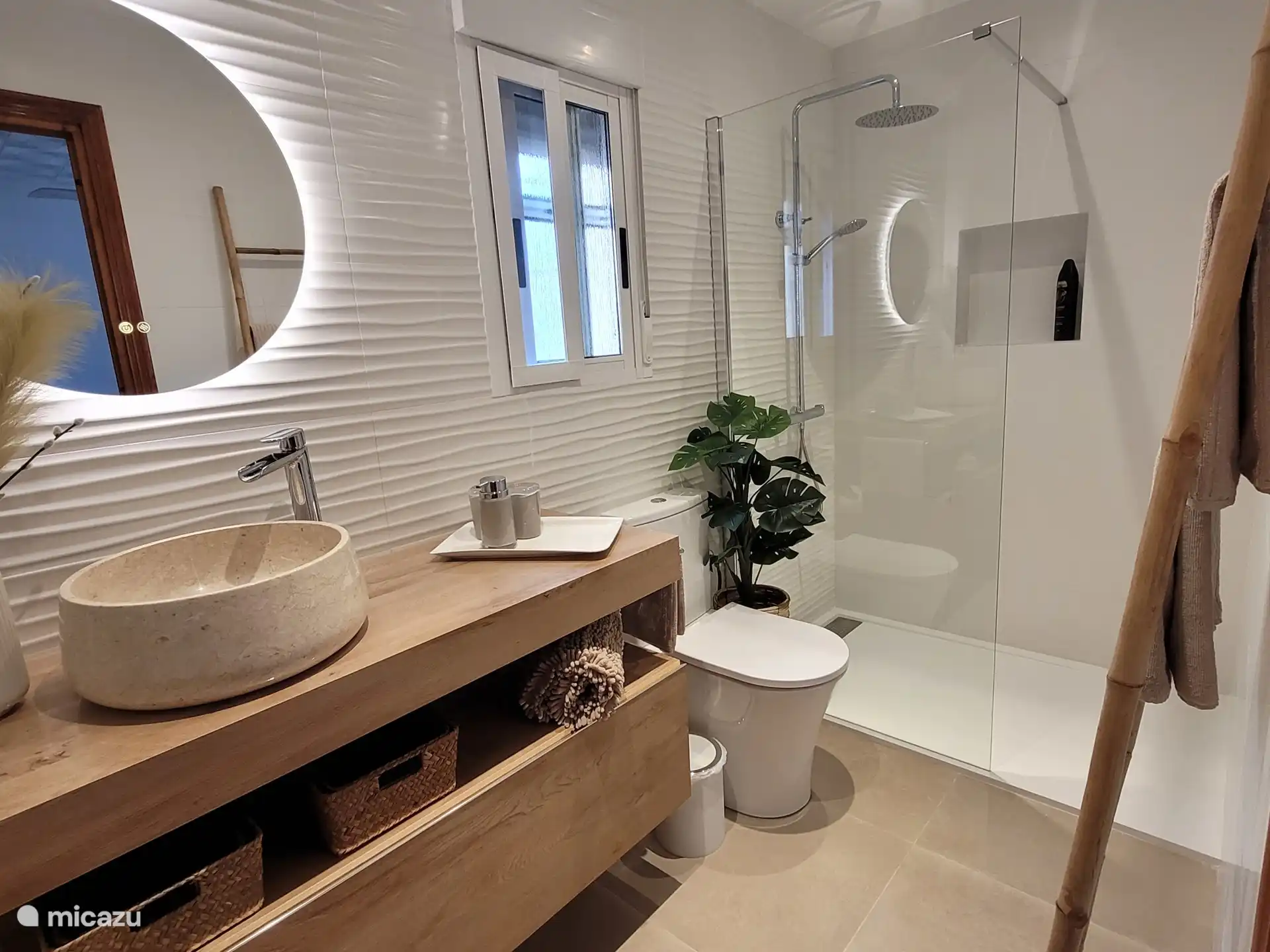 Privates Badezimmer für das Hauptschlafzimmer.