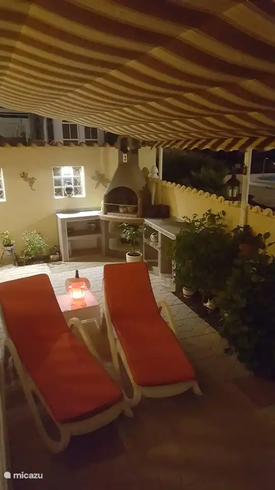 gepflegter Garten mit Grill