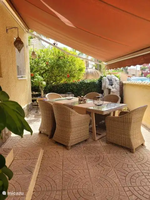 Gemütliche Terrasse mit großer Markise