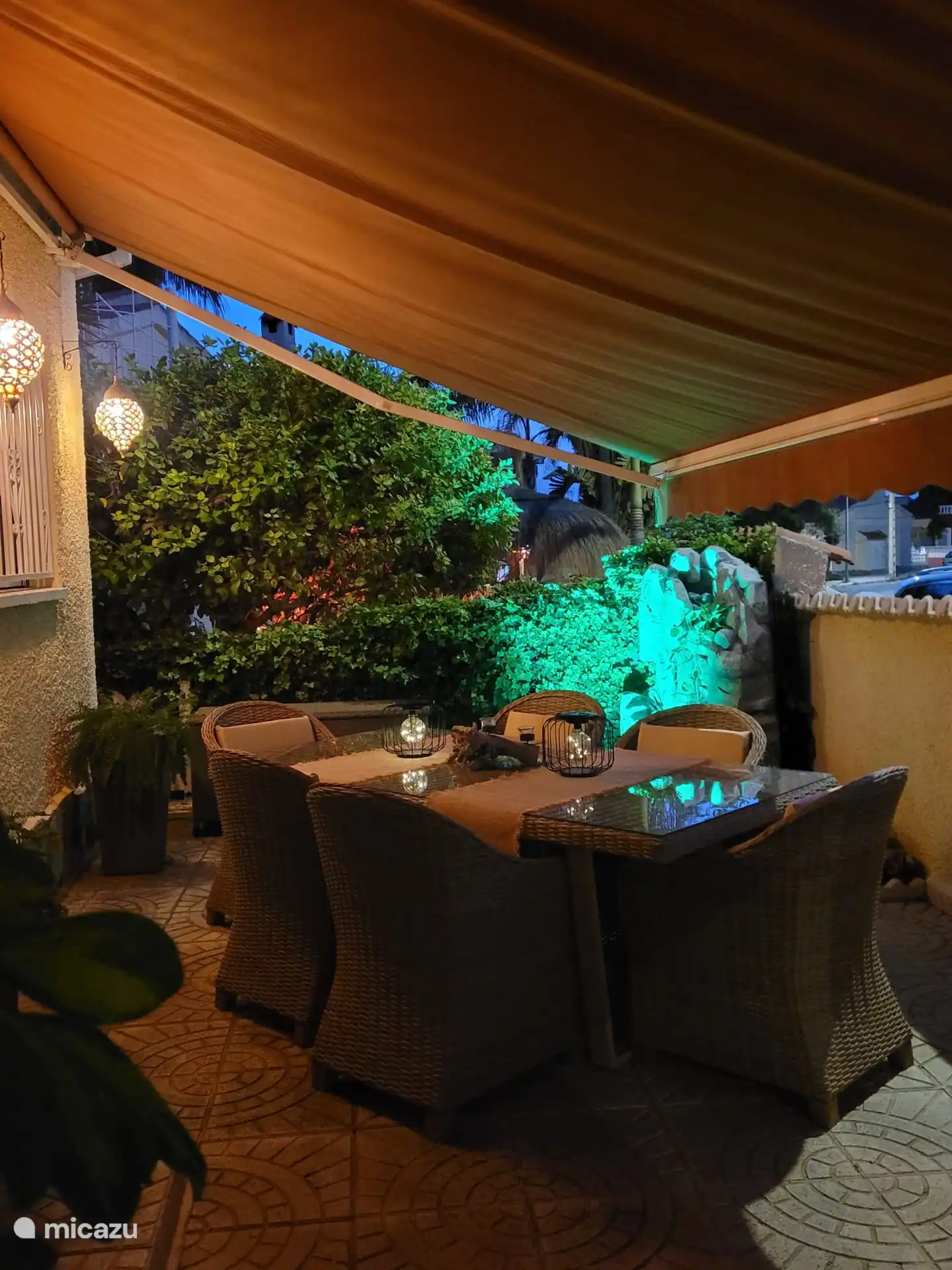 Schöne Sitzecke mit großer Markise