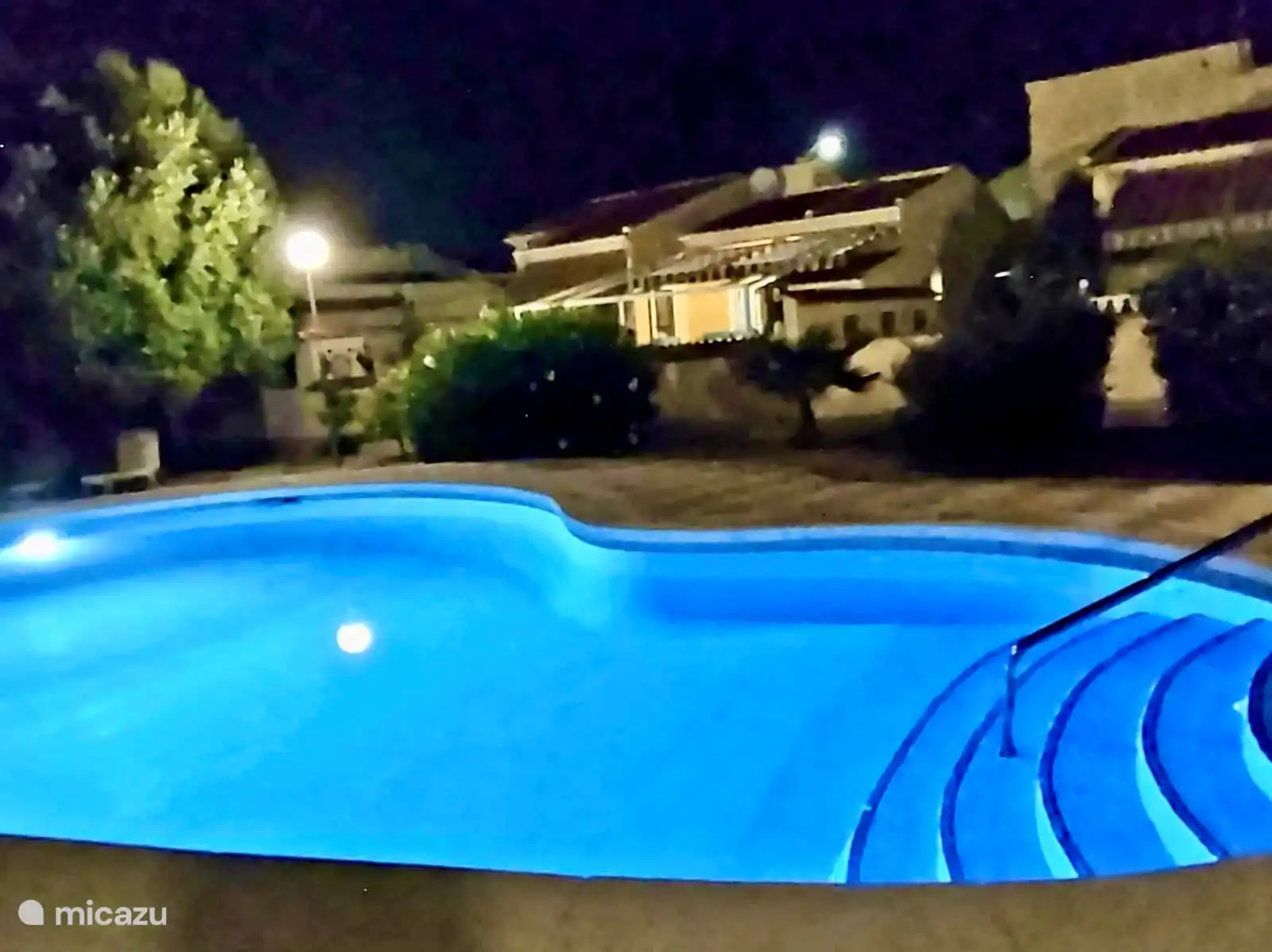 Geräumiger und sehr ruhiger Pool. Abends schön beleuchtet.