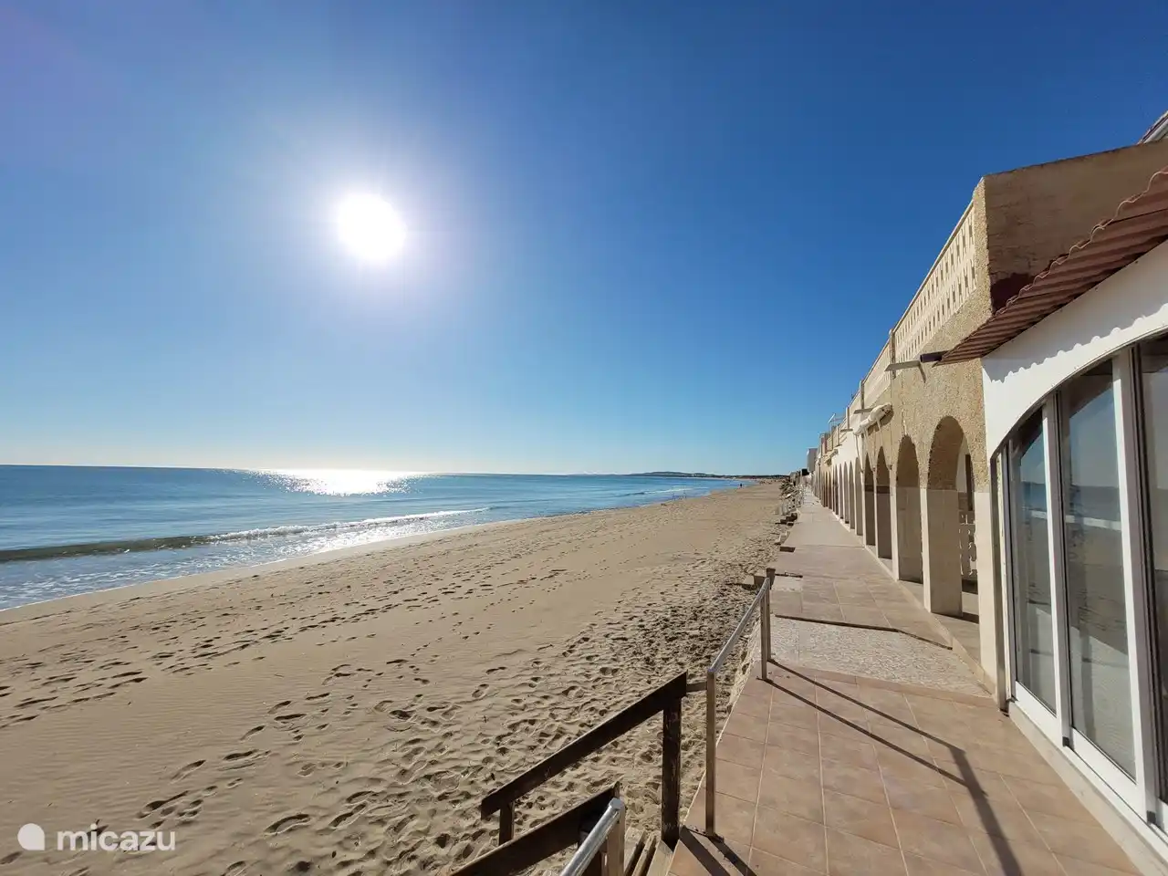 Strand mit alten Fischerhäusern
