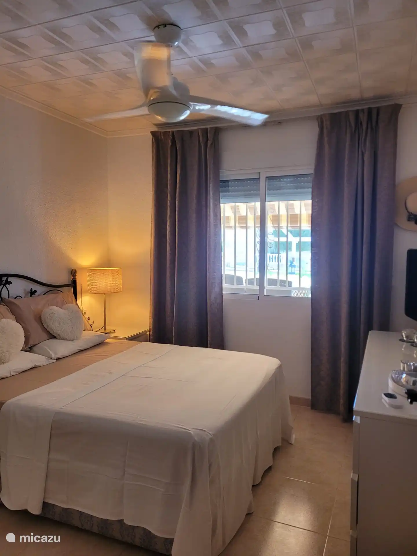 Geräumiges Schlafzimmer mit eigenem Bad mit Klimaanlage und Deckenventilator