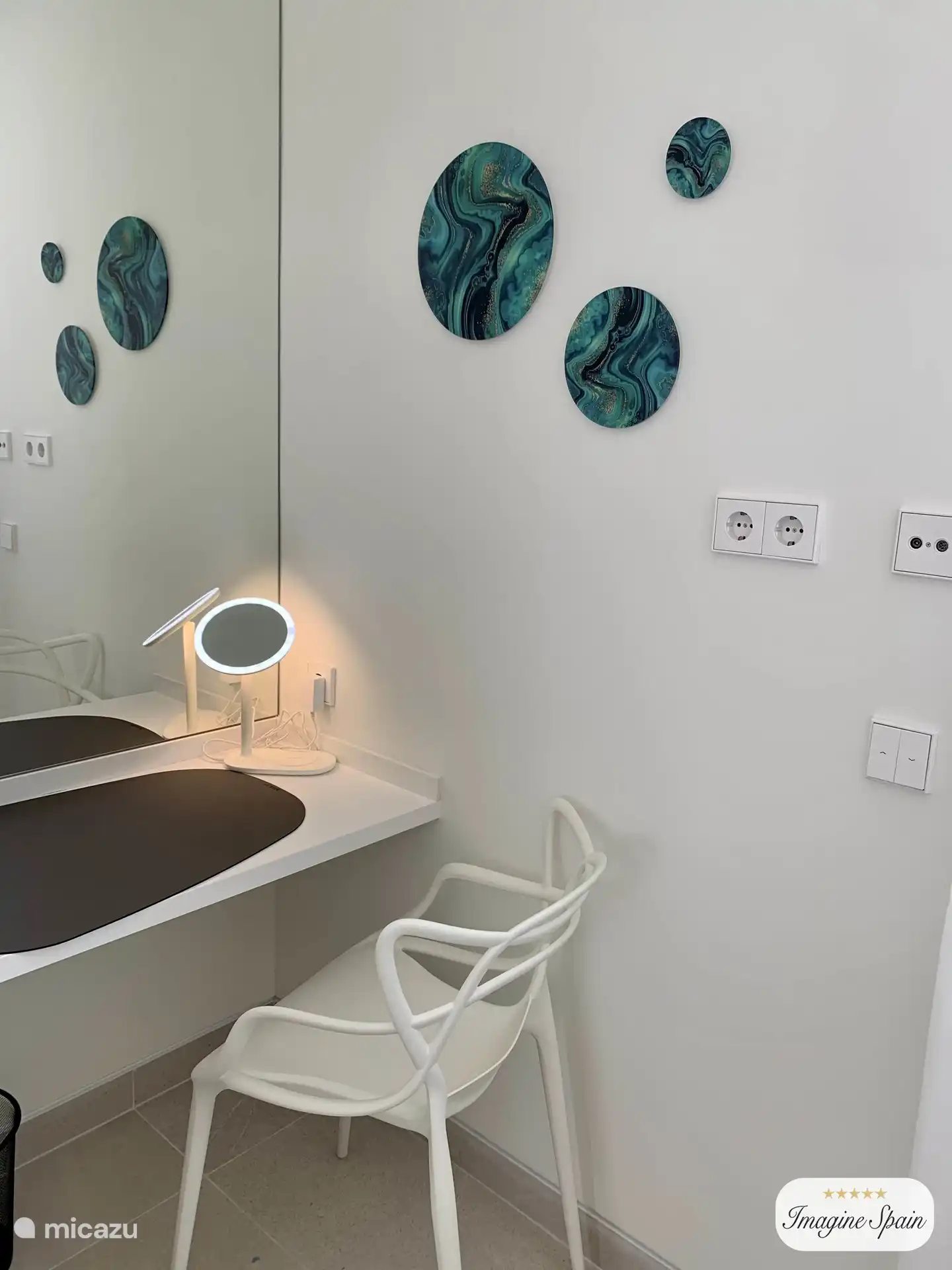 Un tocador en el dormitorio principal 