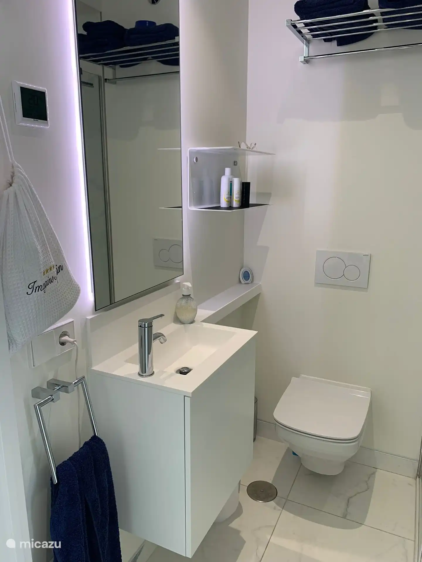 Hermoso ba&#241;o compacto con ducha a ras de suelo