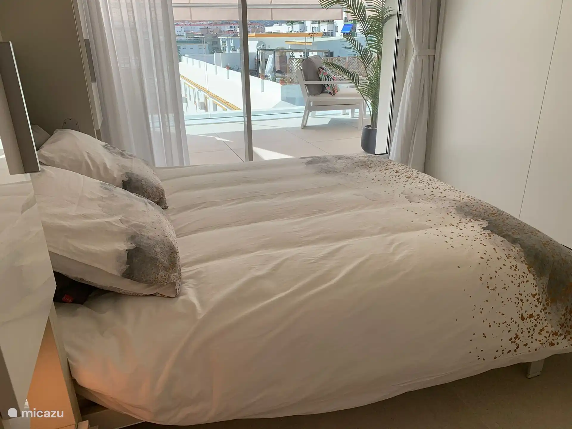 El 2&#186; dormitorio con la pesada puerta corredera cerrada