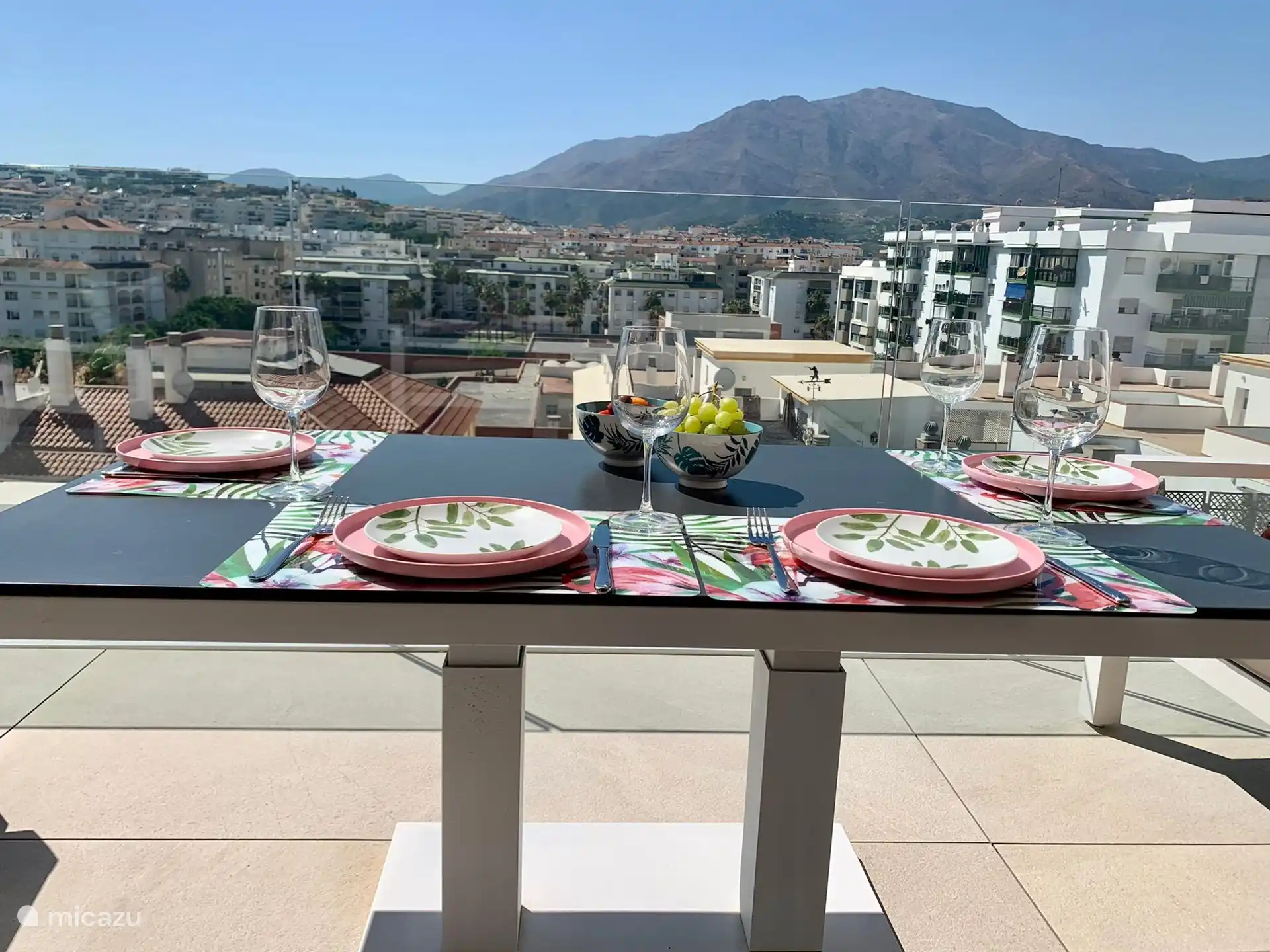 La vista sobre los tejados de Estepona a Sierra Bermeja 