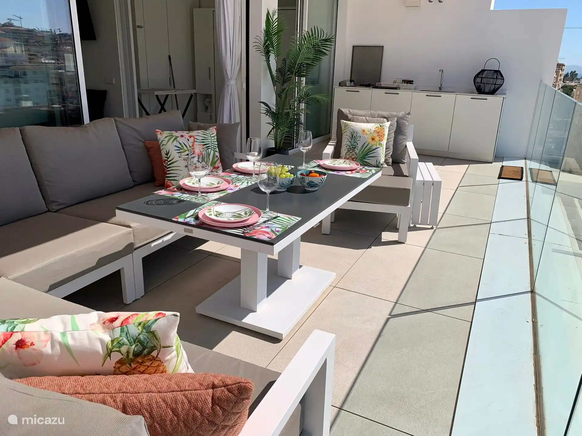 Hermosa terraza con cocina al aire libre &#250;nica 