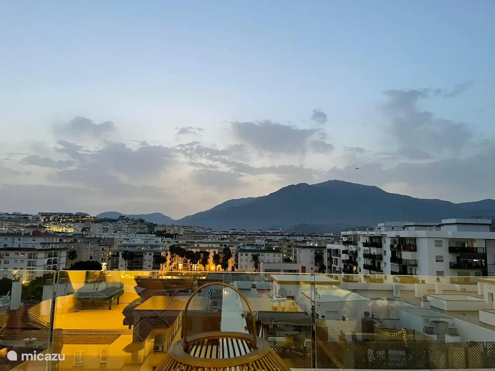 El sol se pone detr&#225;s de las monta&#241;as