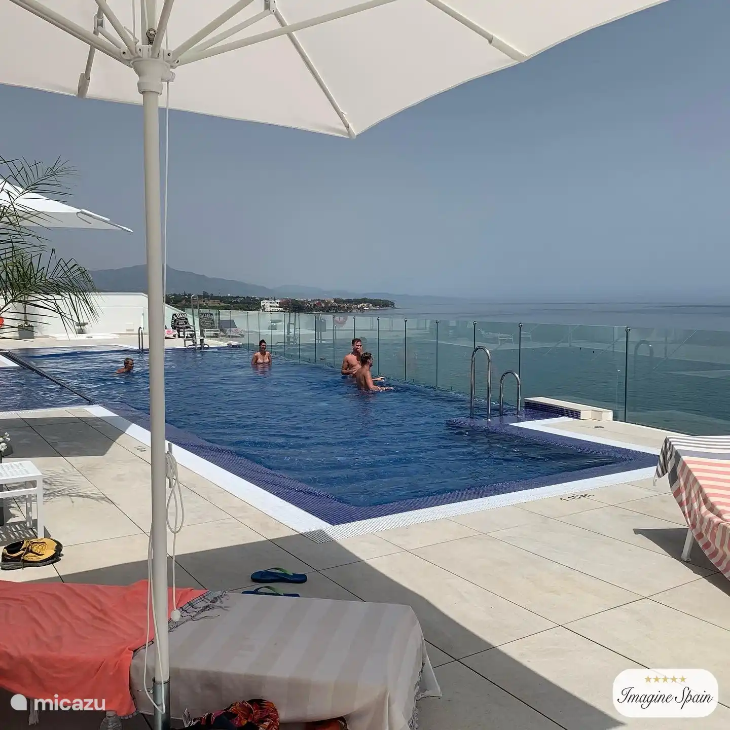 Disfruta de la piscina