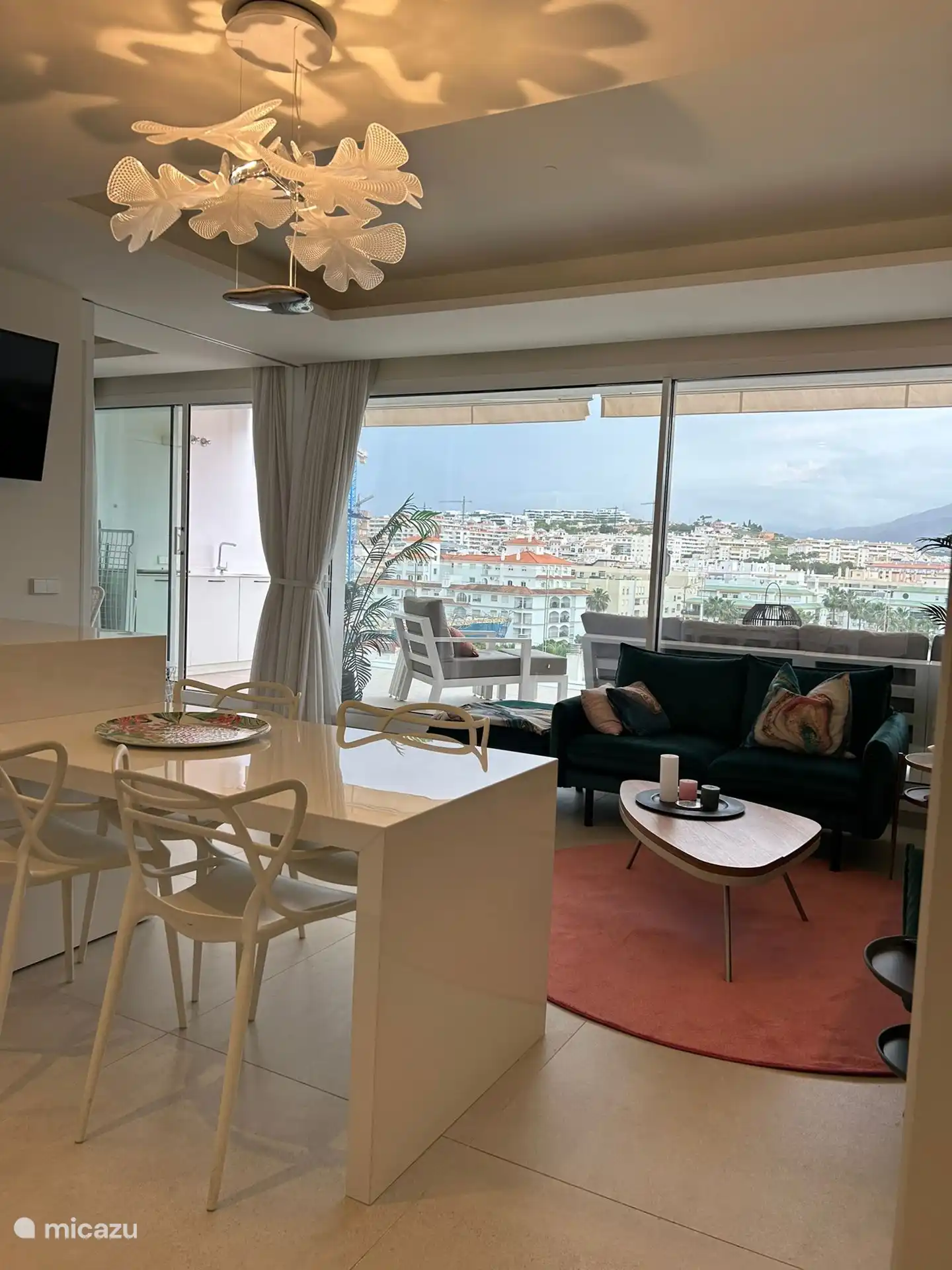 Interior bellamente decorado con un frente de vidrio de 7 metros a la terraza 