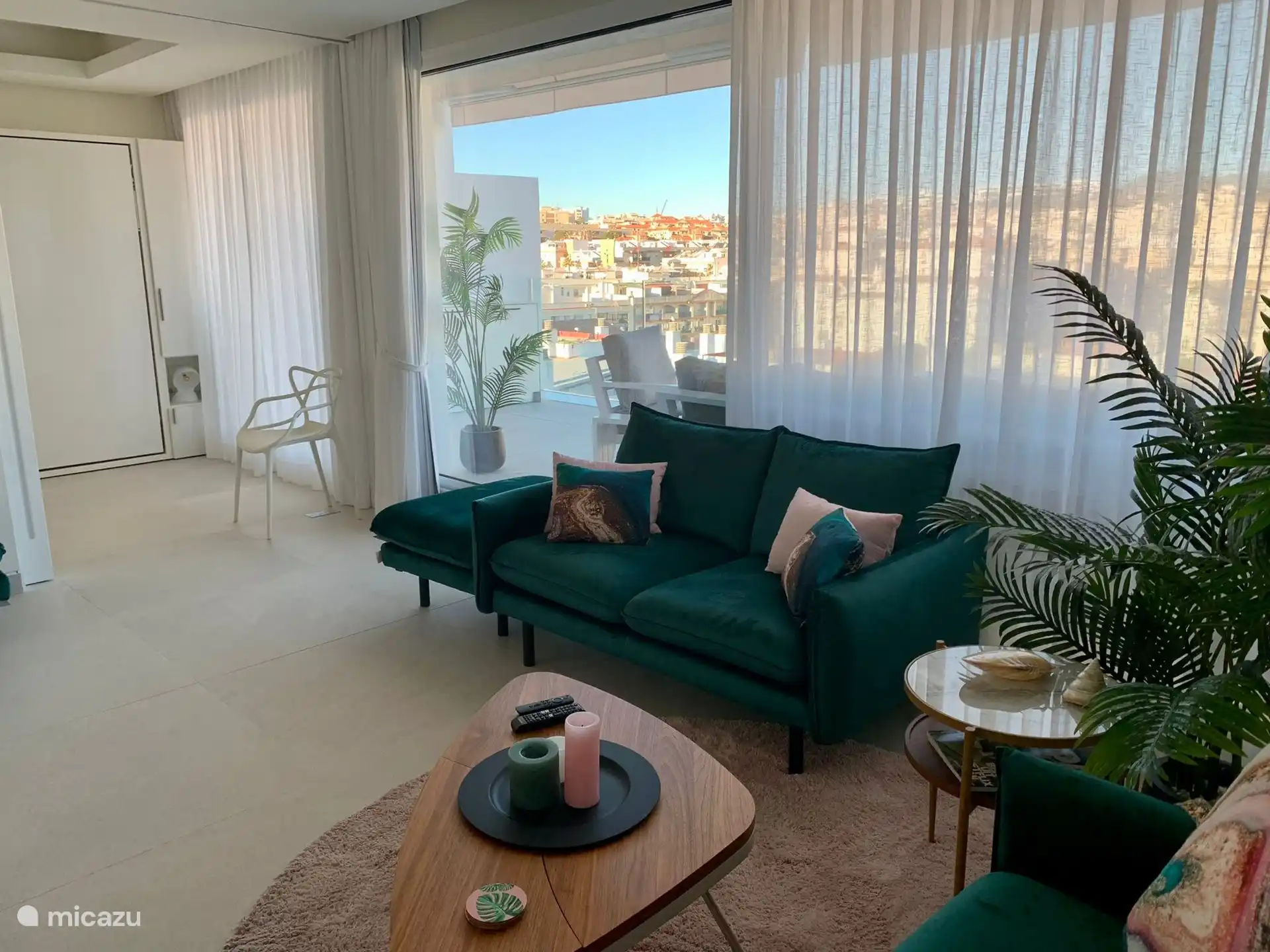 La sala de estar con la puerta corredera abierta para una impresionante sensaci&#243;n de amplitud