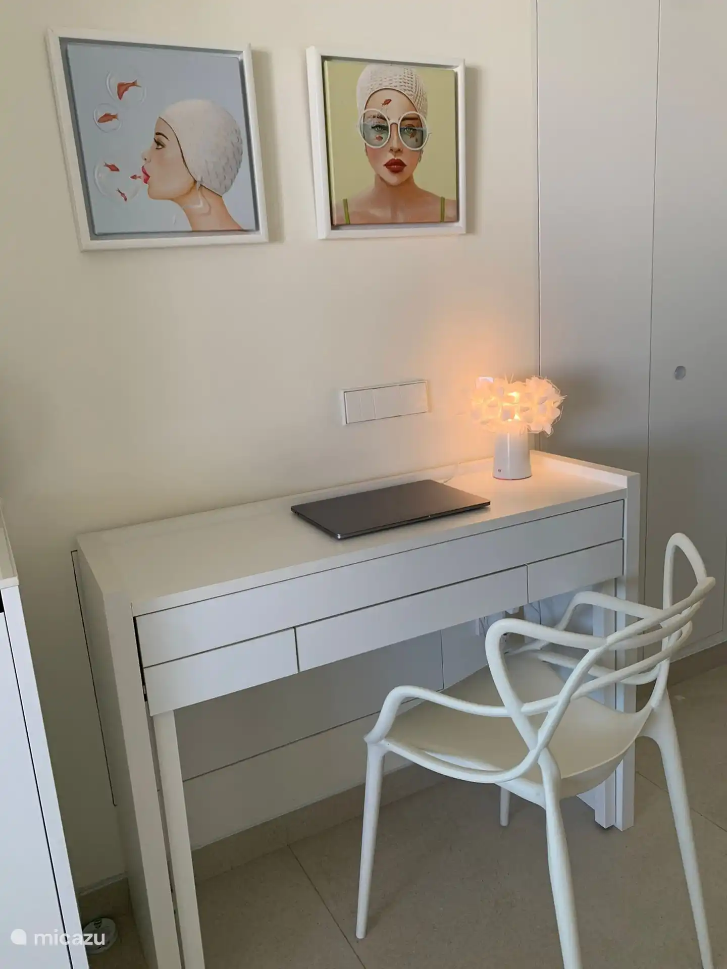 Una mesa de escritura para el momento privado/de negocios 