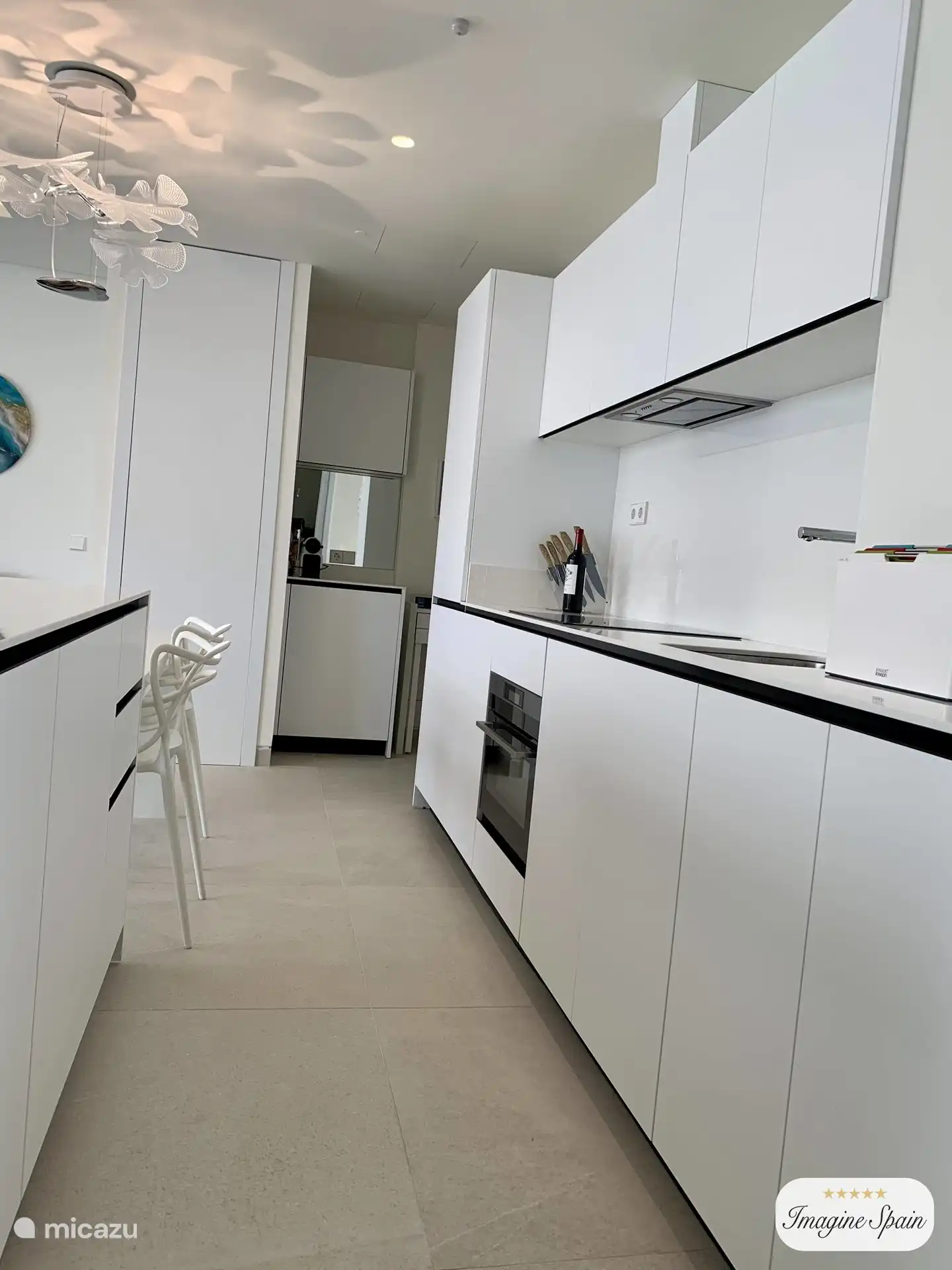 Cocina de lujo con cocina y electrodom&#233;sticos de primera calidad