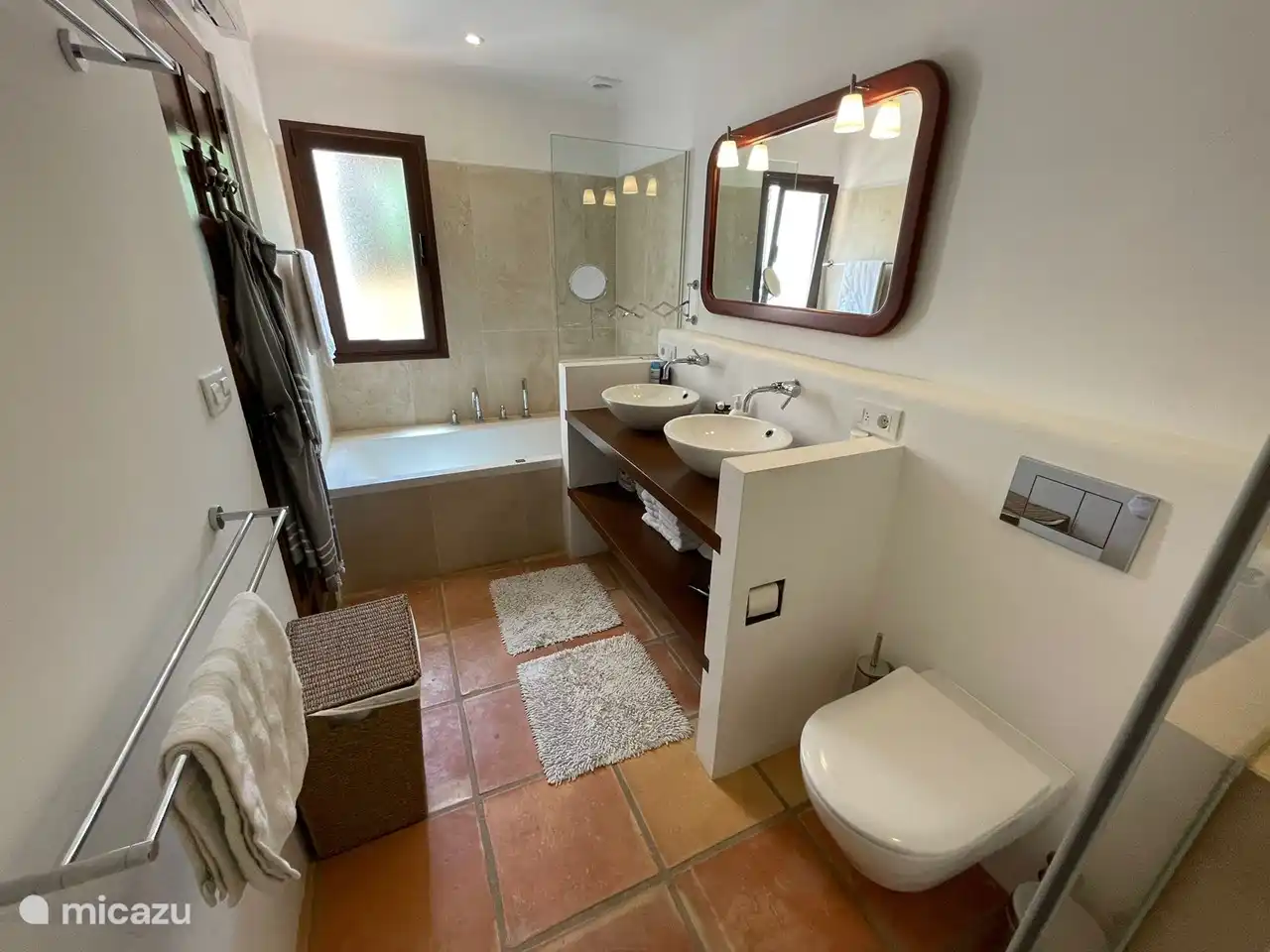 Salle de bain de la chambre principale avec douche à l’italienne et télévision dans la baignoire