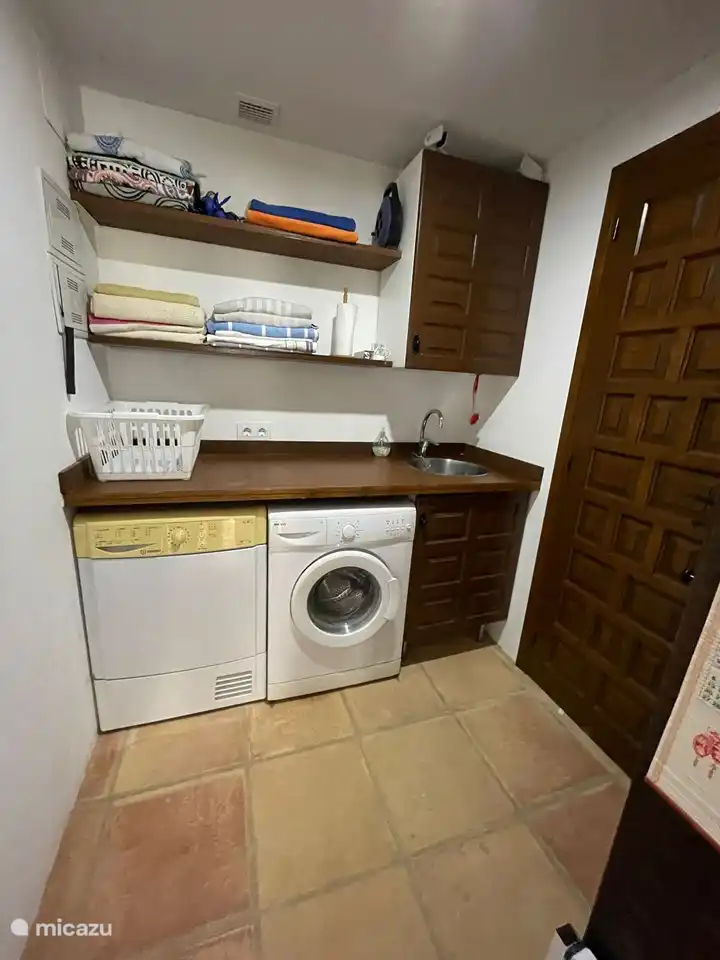 salle de machine à laver et sèche-linge