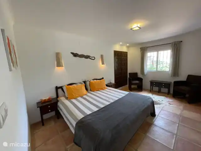 Casa ByA | Espagne, Costa Blanca, Jávea - villa Chambre orange (en bas), salle de bain en suite, avec climatisation et ventilateur de plafond. Sur cette photo, le ventilateur de plafond n’était pas encore installé !