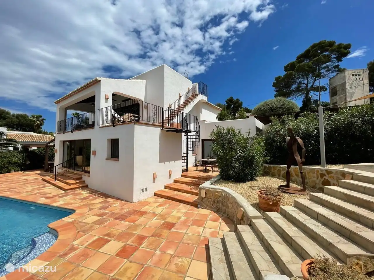 L'œuvre d'art à droite est réalisée par l'artiste local de renommée internationale Toni Mari.