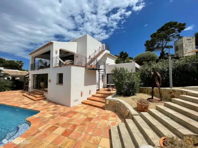 Casa ByA | Espagne, Costa Blanca, Jávea - villa L'œuvre d'art à droite est réalisée par l'artiste local de renommée internationale Toni Mari.