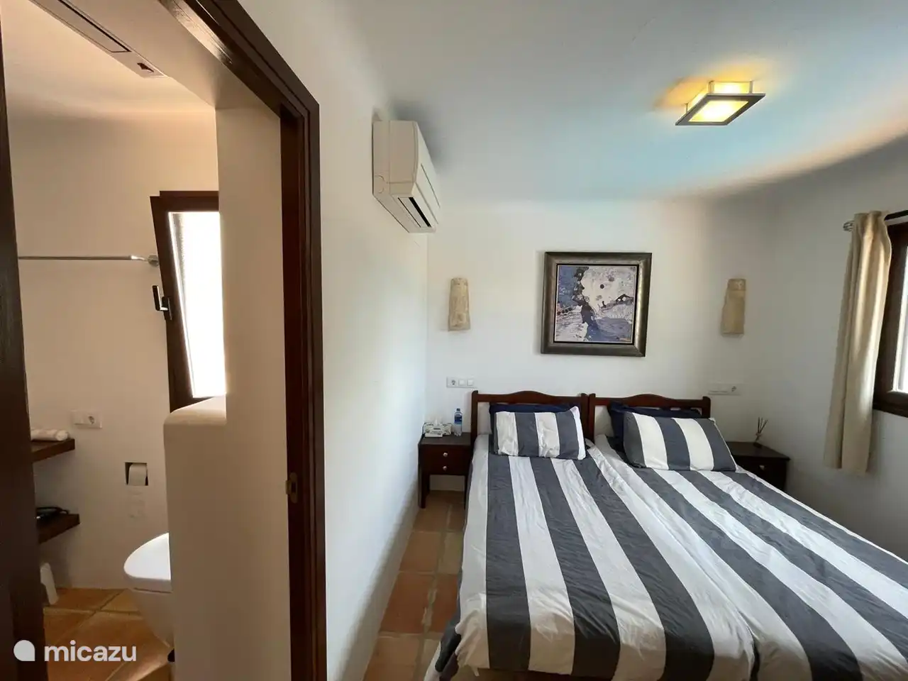 Chambre bleue (en bas), salle de bain attenante, climatisation et ventilateur de plafond. Sur cette photo, le ventilateur de plafond n’était pas encore installé !