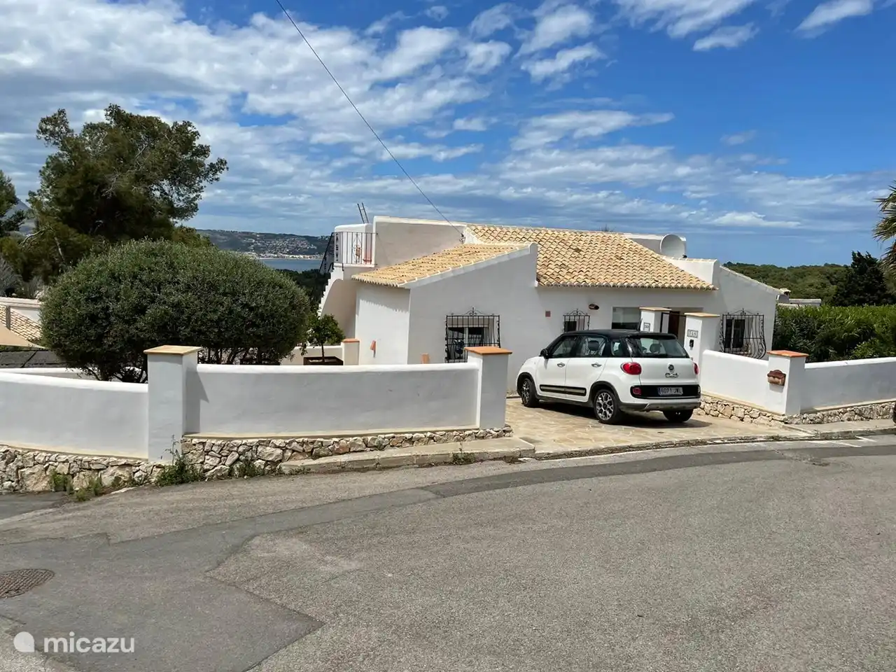 vue de face Casa ByA avec parking pour 2 voitures