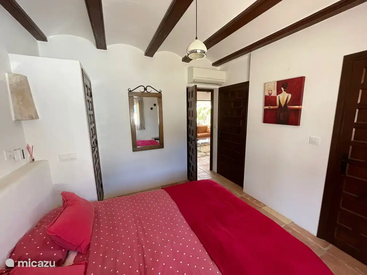 Chambre rouge (à l’étage), salle de bain en suite, avec climatisation et ventilateur de plafond. Sur cette photo, le ventilateur de plafond n’était pas encore installé !