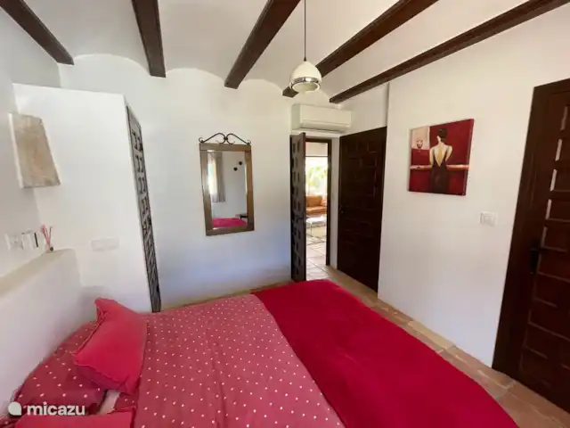 Casa ByA | Espagne, Costa Blanca, Jávea - villa Chambre rouge (à l’étage), salle de bain en suite, avec climatisation et ventilateur de plafond. Sur cette photo, le ventilateur de plafond n’était pas encore installé !