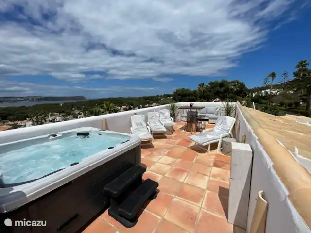 Casa ByA | Espagne, Costa Blanca, Jávea - villa Terrasse sur le toit avec jacuzzi, canapé, chaises longues et table haute avec tabourets de bar
