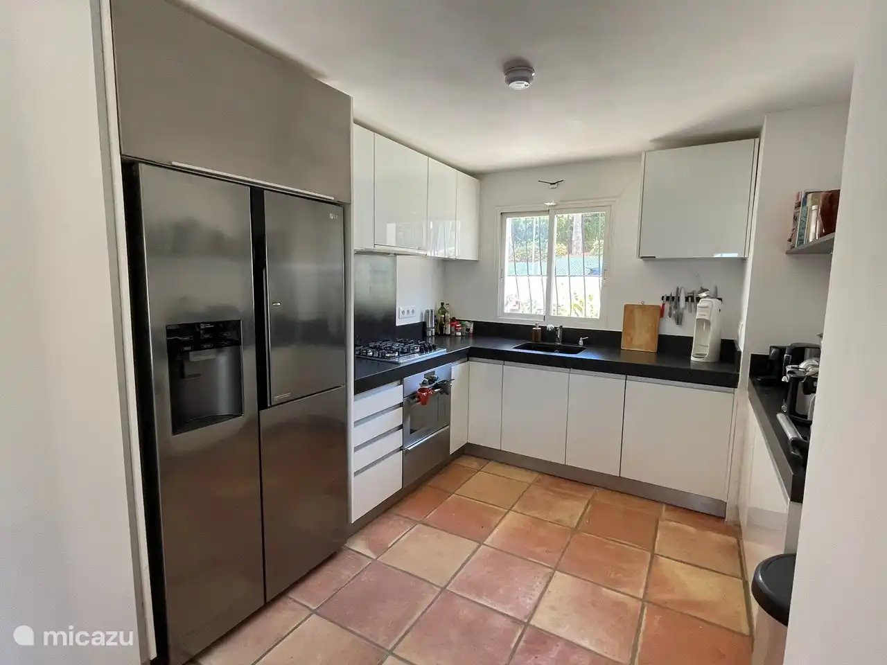 Cuisine au-dessus réfrigérateur américain, four à convection et micro-ondes, lave-vaisselle, machine à café, grille-pain, grill de contact, mixeur, etc.