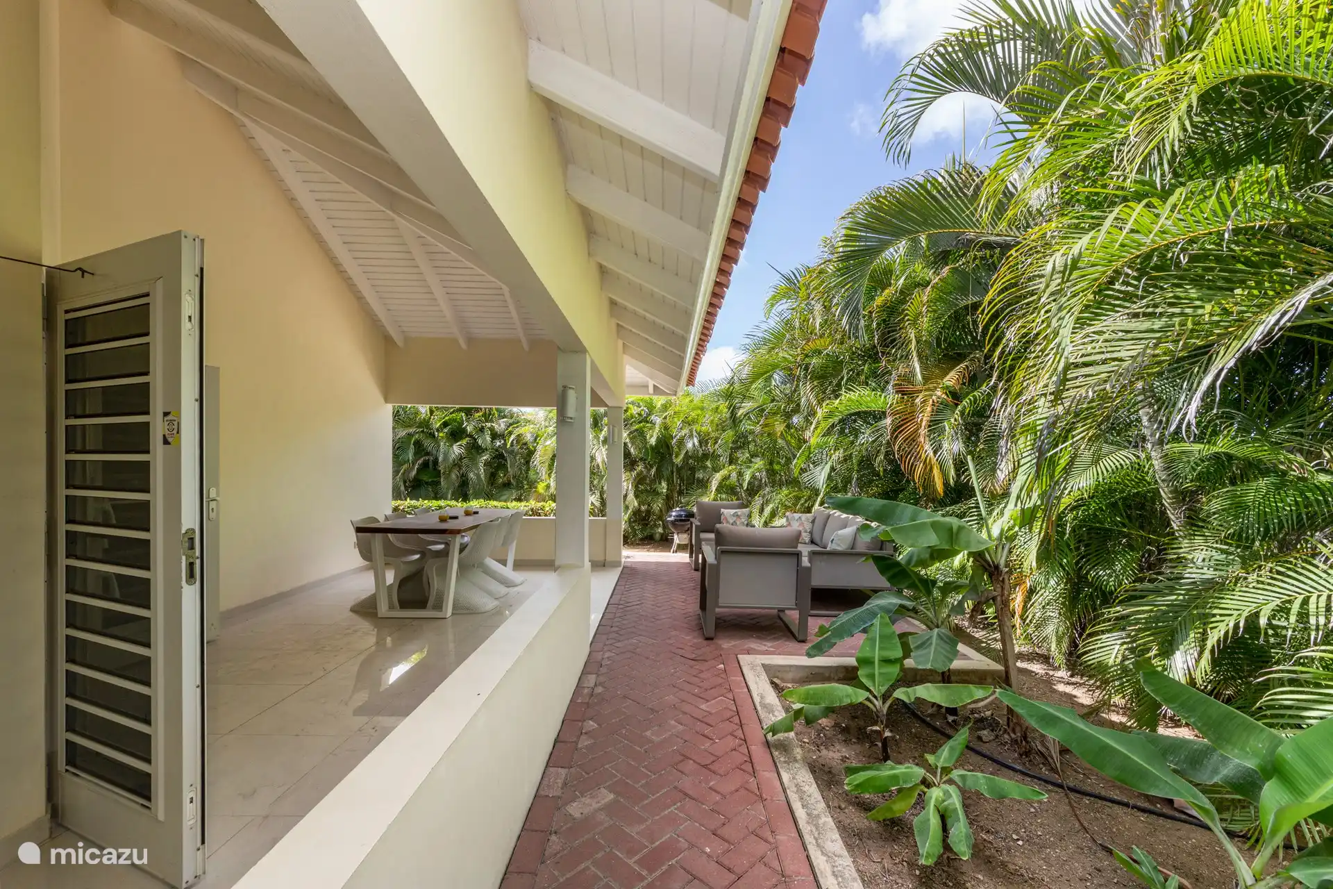 Schattige Terrasse mit bequemem Outdoor-Sofa