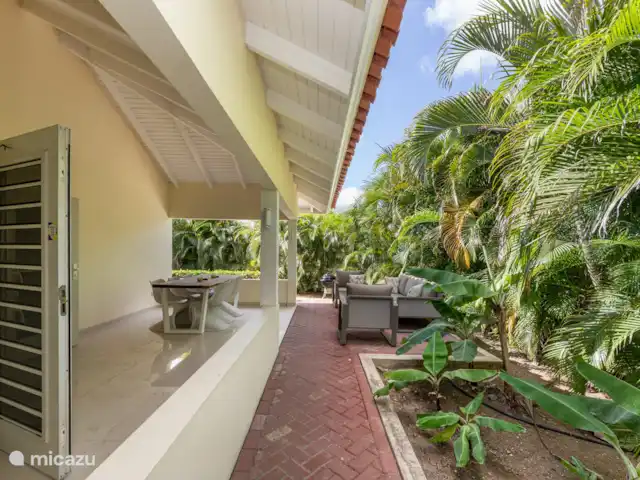 Residencias Jalousie en Curazao, Banda Arriba (este), Jan Sofat - bungaló Terraza sombreada con cómodo sofá al aire libre.