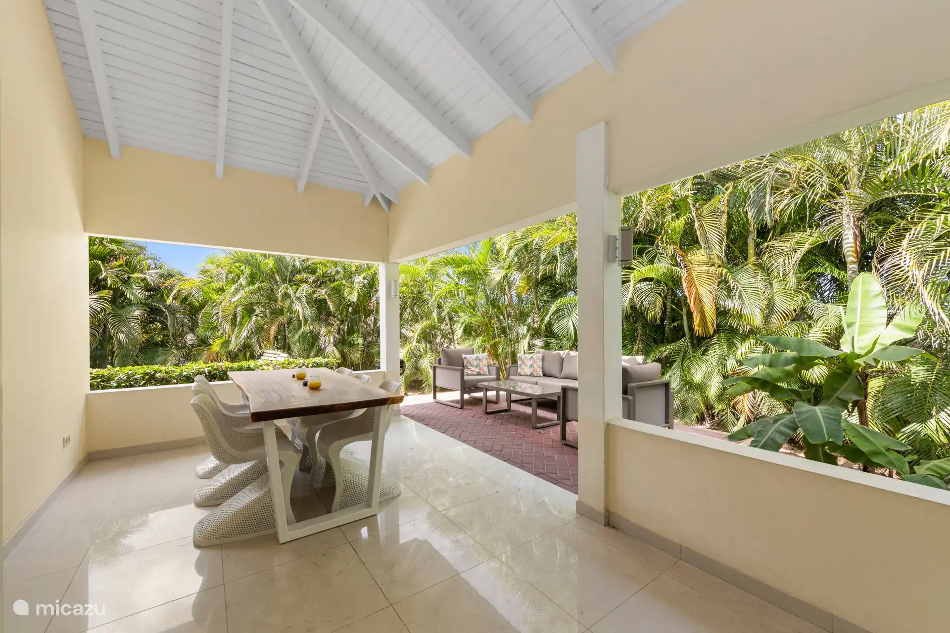 Schattige Terrasse mit bequemem Outdoor-Sofa