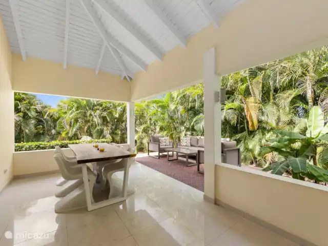 Residencias Jalousie en Curazao, Banda Arriba (este), Jan Sofat - bungaló Terraza sombreada con cómodo sofá al aire libre.